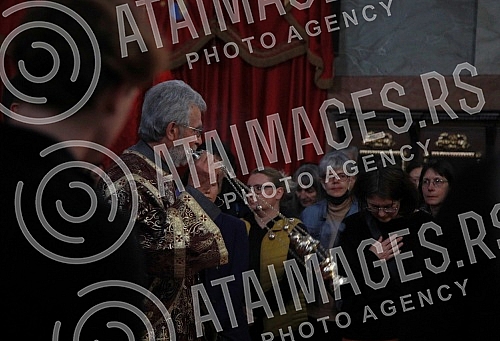 In the afternoon, the Plastanica was presented in the Cathedral, which symbolizes the cloth in which Jesus was wrapped after being removed from the cross, and it shows Christ's laying in the tomb.U Sabornoj crkvi popodne je izneta Plastanica, koja 