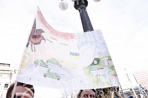 A rally in support of Ukraine and against the dictatorship in Russia and Belarus was held on the Republic Square, organized by an informal group of the Russian, Ukrainian and Belarusian diasporas.Na Trgu Republike odrzan je skup podrske Ukrajini i 