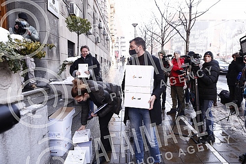 A press conference was held in front of the Government of Serbia on the action Kreni Promeni on the occasion of submitting a petition with 290,000 signatures, which would prevent the exploitation of lithium in Serbia. Ispred Vlade Srbije odrzana je