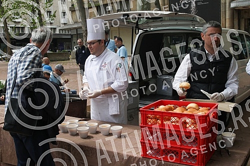 A protest began on Nikola Pasic Square at noon on the occasion of May Day and the conditions in which workers in Serbia work, and representatives of the coalition Moramo and the united branch union Nezavisnost called for a protest walk.Na Trgu Niko