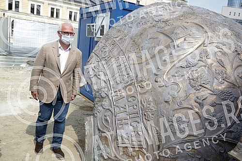 Setting up of he monument to Stefan Nemanja on the plateau of Sava Square has begun. Pocelo postavljanje spomenika Stefanu Nemanji na platou Savskog trga.