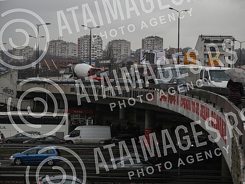 During the day, the busiest roads were blocked due to rain and New Year's euphoria.Tokom dana najprometnije saobracajnice bile su blokirane zbog kise i novogodisnje euforije