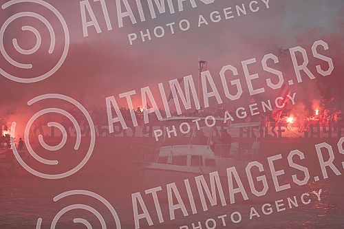 Zvezda's ball on the water - a spectacular celebration of the 32nd title of Serbian champion of fans and football players.Zvezdin bal na vodi - spektakularna proslava 32. titulu sampiona Srbije navijaca i fudbalera.