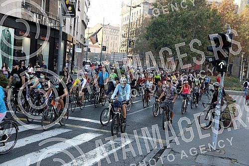 Cyclists are driving through the streets of Belgrade to indicate the excessive pollution that Belgrade has been exposed to for the past few days.Biciklisti voze beogradskim ulicama kako bi ukazali na prekomerno zagadjenje kojem su izlozeni Beogradjan