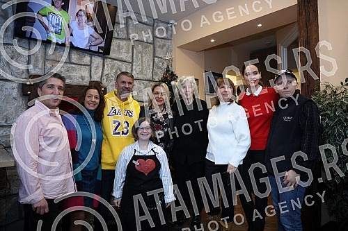 Many famous actors, musicians, athletes and writers delighted children with developmental disabilities in the humanitarian action of decorating the Christmas tree in the specific cafe 