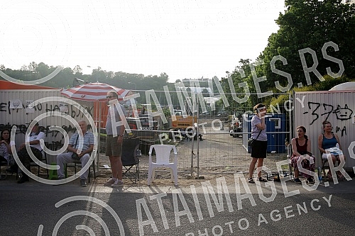 This morning, the Austrian company Drust continued the works in block 37, which angered the residents of the block who took to the streets again.
Austrijska kompanija Drust je jutros nastavila radove u bloku 37, sto je razljutilo stanare bloka koji This morning, the Austrian company Drust continued the works in block 37, which angered the residents of the block who took to the streets again.
Austrijska kompanija Drust je jutros nastavila radove u bloku 37, sto je razljutilo stanare bloka koji