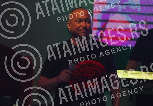 Performance of Radisa Trajkovic - Djani held on raft Na vodi kafana.Nastup Radise Trajkovic - Djani na splavu Na vodi kafana.