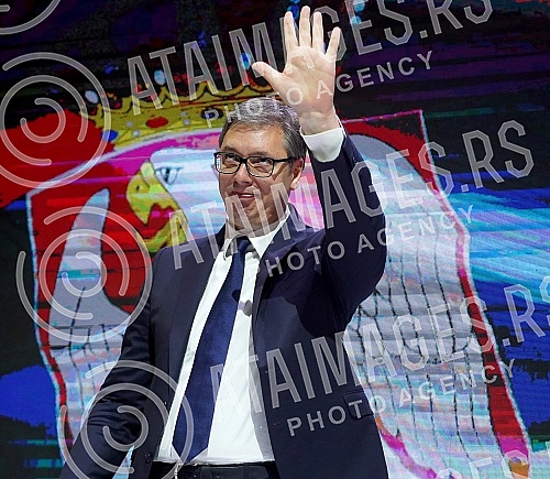 The Serbian Progressive Party is holding a session of the Main Board in Kombank Hall, at which it will be discussed about the united with the party of Aleksandar Sapic, the Serbian Patriotic Alliance, but also the problems within the party.Srpska n