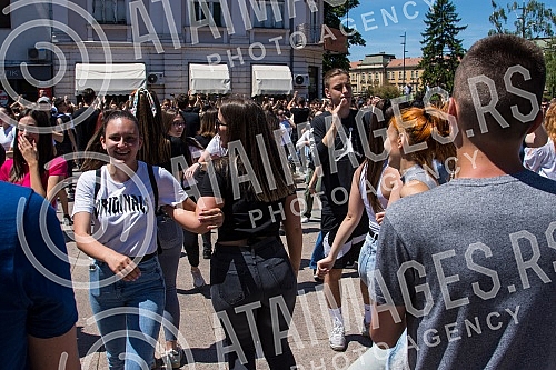raduates of nis secondary vocational schools and grammar schoolsdanced the traditional Prom at the King of Milan Square at noon to the sounds of waltzes, which symbolically ended their schooling.Maturanti niskih srednjih strucnih skola i gimnazija 