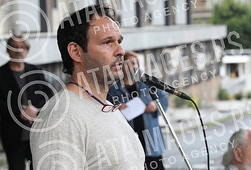 In front of the Ministry of education, celebrities read poetry by Desanka Maksimovic.Ispred Ministarstva prosvete poznate licnosti citale su poeziju Desanke Maksimovic.