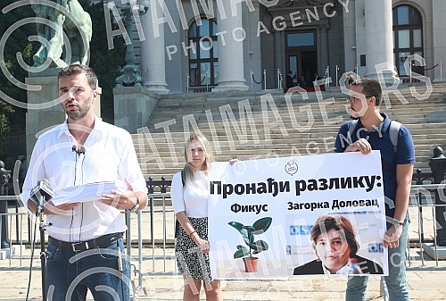 In front of the House of the National Assembly, a press conference was held by representatives of the Association for the Protection of Constitutionality and Legality on the occasion of submitting a petition with more than 27,000 signatures of citize In front of the House of the National Assembly, a press conference was held by representatives of the Association for the Protection of Constitutionality and Legality on the occasion of submitting a petition with more than 27,000 signatures of citize