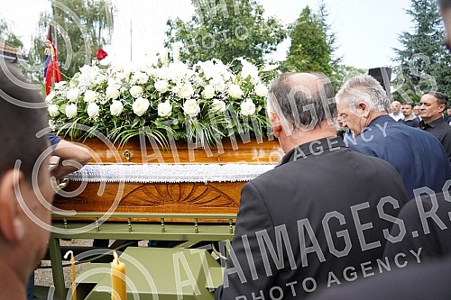The Vice President of the National Assembly, retired Major General Bozidar Delic, was buried at Orlovaca cemetery.Potpredsednik Narodne skupstine, general-majora u penziji Bozidar Delic sahranjen je na grolju Orlovaca.