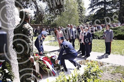As part of the celebration of May 9, the Day of Victory over Fascism in World War II, representatives of the Ministry of Defense and the Serbian Army, the City of Belgrade and SUBNOR and participants in the Immortal Regiment laid wreaths at the Monum