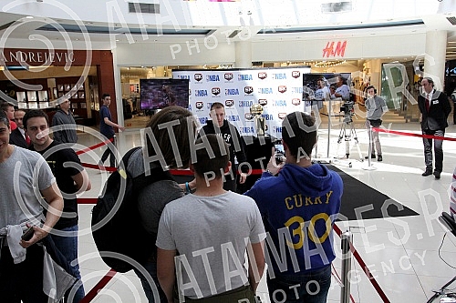 Champion trophy for the NBA was exposed at the mall - Delta City. The cup is named after Larry O'Brien.Pehar namenjen sampionu NBA lige bio je izlozen u Trznom centru - Delta siti. Pehar nosi ime Lerija OBrajena.