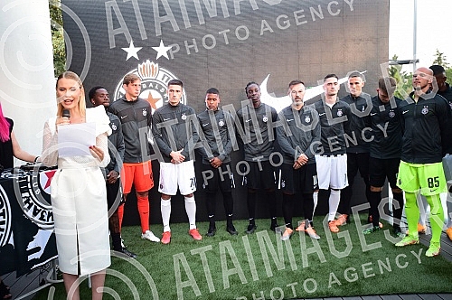 The official promotion of the new set of Nike FK Partizan jerseys for the 2022/23 season was held in the VIP Lounge above the center line of the Partizan stadium.Svecana promocija nove garniture Nike dresova FK Partizan za sezonu 2022/23 odrzana je