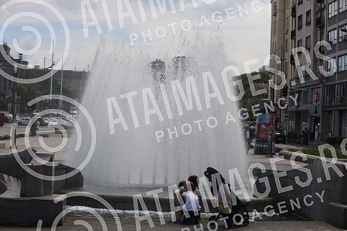 A nice day lured people outside.Lep dan izmamio je ljude napolje.