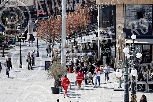 An elderly man fell ill on Republic Square, and the ambulance team went out on the field at the invitation of concerned citizens.Starijem coveku je pozlilo na Trgu republike, a ekipa Hitne pomoci izasla je na teren na poziv zabrinutih gradjana.