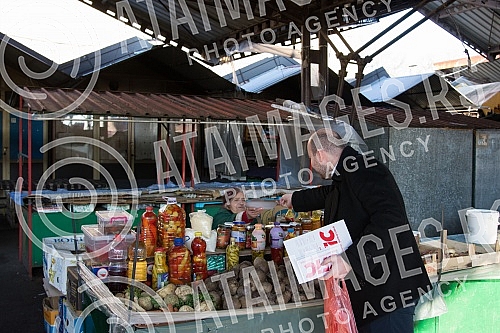The youth of the SPS, led by the low MP Nina Pavicevic, talked to the citizens and handed out calendars to them.Omladina SPSa na celu sa niskom poslanicom Ninom Pavicevic pricla je sa sugrdjanima i delila im kalendare.
