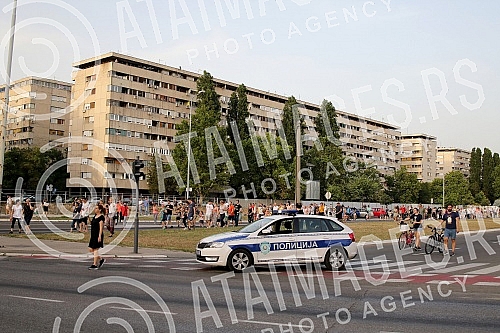 This morning, the Austrian company Drust continued the works in block 37, which angered the residents of the block who took to the streets again.
Austrijska kompanija Drust je jutros nastavila radove u bloku 37, sto je razljutilo stanare bloka koji This morning, the Austrian company Drust continued the works in block 37, which angered the residents of the block who took to the streets again.
Austrijska kompanija Drust je jutros nastavila radove u bloku 37, sto je razljutilo stanare bloka koji