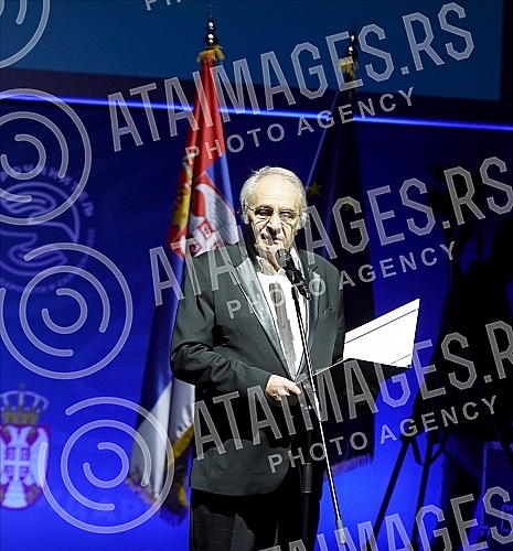 Summarizing the results of the first 100 days of the government was preceded by the awarding of the Benefactor Award, for some of the many humanitarian feats that marked the previous year 2020, which was declared the Year of Solidarity at the proposa