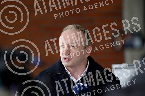 After three hearings of three lawsuits for texts published by Informer, the president of the Party of Freedom and Justice, Dragan Djilas, held a press conference in front of the Palace of Justice.
Posle tri saslusanja po tri tuzbe za tekstove koje j After three hearings of three lawsuits for texts published by Informer, the president of the Party of Freedom and Justice, Dragan Djilas, held a press conference in front of the Palace of Justice.
Posle tri saslusanja po tri tuzbe za tekstove koje j