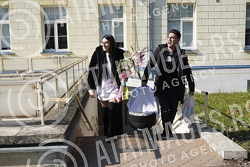 Former participant of the Cooperative and tatoo master Filip Reljic took his wife Marija Masa Reljic (ex Matijevic)and son Vikotra from the maternity hospital Dragisa Misovic.Bivsi ucesnik Zadruge i tatoo majstor Filip Reljic izveo je suprugu Marij