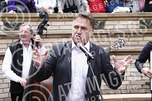 The Tourist Organization of Belgrade and the Association of Skadarlija Lovers have opened the tourist season in Skadarlija on the Plateau near the Skadarlija Fountain.Turisticka organizacija Beograda i Udruzenje ljubitelja Skadarlije su na Plato ko