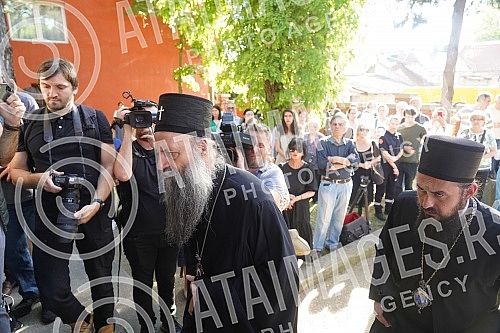 The coffin with the body of Matej Peris was taken out of the church of St. Anthony, and the funeral procession began at 5 pm, led by Mosinjor Stanislav Hocevar, Belgrade's archbishop and metropolitan.Kovceg sa telom Mateja Perisa iznet je iz crkve 