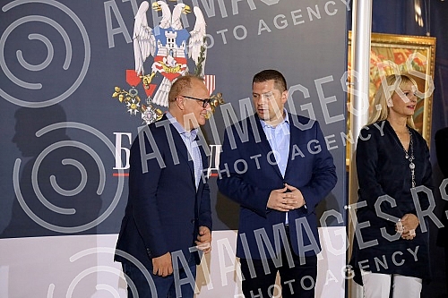 On the terrace of the City Assembly, a solemn reception was organized for the women's basketball team, which won a gold medal at the European Championship. Na terasi Skupstine grada organzovan je svecani docek zenske kosarkaske reprezentacije, koje