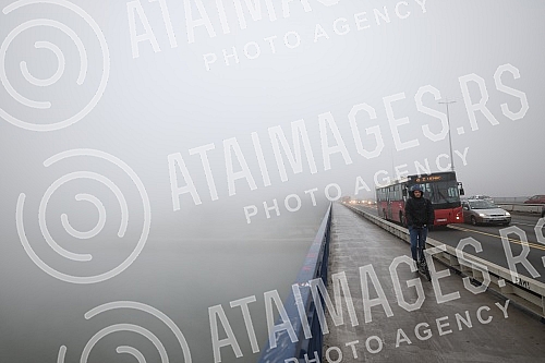 City pollution mixed with morning fog, Belgrade cityscape.Zagadjenje grada pomesano sa jutarnjom maglom, gradski pejzaz Beograda.
