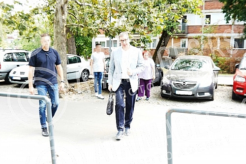 The arrival of members of the Serbian Progressive Party to the session of the Presidency, where a decision will be made on the SNS candidate for the President of the National Assembly.Dolazak clanova Srpske napredne stranke na sednicu Predsednistva