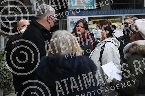 Suzana Lazarevic, a mechanical engineer from Kolubara and a member of the referendum committee in Vracar, who has been on hunger strike for five days, held a press conference in front of the RTS building. Masinski inzenjer iz Kolubare i clan refere