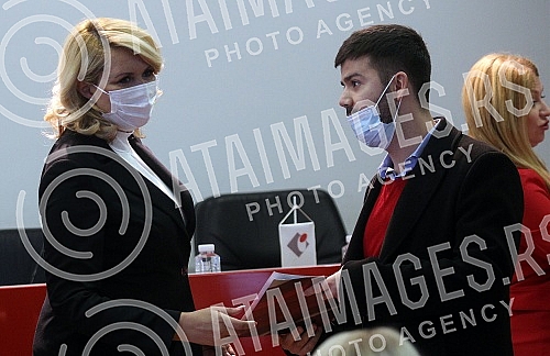 In the National Employment Service, the contracts were handed over to employers and the unemployed who used employment incentives this year by the Minister of Labor, Employment, Veterans' Affairs and Social Affairs, Darija Kisic Tepavcevic. U Nacio