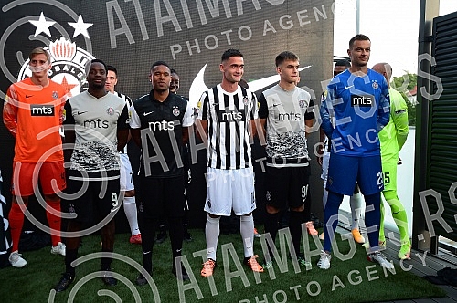 The official promotion of the new set of Nike FK Partizan jerseys for the 2022/23 season was held in the VIP Lounge above the center line of the Partizan stadium.Svecana promocija nove garniture Nike dresova FK Partizan za sezonu 2022/23 odrzana je
