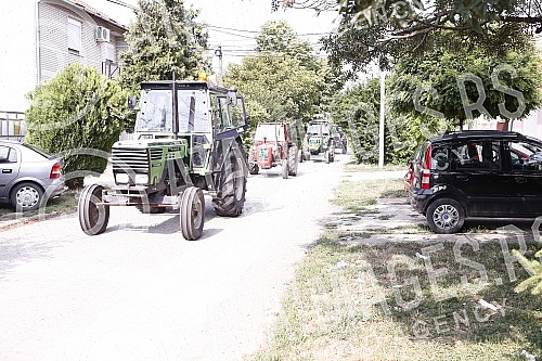 Farmers used tractors to block the bridge over the Thames in Pancevo.
Poljoprivrednici su traktorima blokirali most na Tamisu u Pancevu. Farmers used tractors to block the bridge over the Thames in Pancevo.
Poljoprivrednici su traktorima blokirali most na Tamisu u Pancevu.