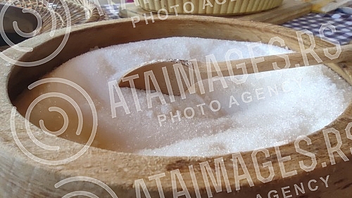 Sugar in wooden bowl.Secer u drvenoj ciniji.