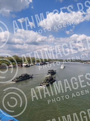Members of the River Flotilla sail on the Sava River.
Pripadnici Recne flotile plove rekom Savom. Members of the River Flotilla sail on the Sava River.
Pripadnici Recne flotile plove rekom Savom.