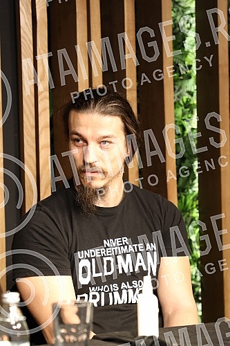 A press conference on the occasion of the concert of the SARS group in Kombank Hall was held at the Club Lisbon.Konferencija za medije povodom koncerta grupe SARS u Kombank dvorani, odrzana je u Klubu Lisabon.\