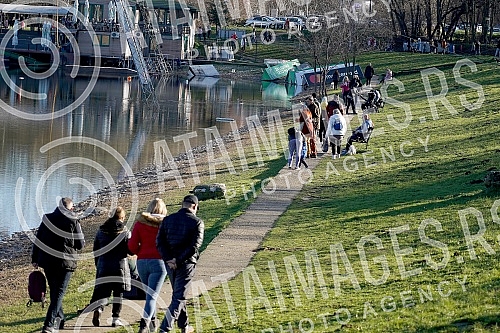 A large number of citizens enjoyed a beautiful sunny day on Ada Ciganlija on the first day of 2021. Veliki broj gradjana uzivao je u predivnom suncanom danu na Adi Ciganliji prvog dana 2021. godine.