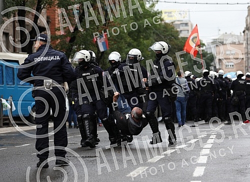 The police blocked the opponents of Europride in the central city streets, and some of them were detained.
Policija je blokirala protivnike Europrajda u centralnim gradskim ulicama, a neki od njih su i privedeni. The police blocked the opponents of Europride in the central city streets, and some of them were detained.
Policija je blokirala protivnike Europrajda u centralnim gradskim ulicama, a neki od njih su i privedeni.