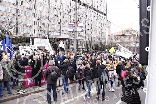 The protest of the Union of Teachers' Unions was held in Manjez Park, across from the building where the ministries are located.
Protest Unije sindikata prosvetnih radnika odrzan je u parku Manjez, preko puta zgrade u kojoj se smestena ministarstva. The protest of the Union of Teachers' Unions was held in Manjez Park, across from the building where the ministries are located.
Protest Unije sindikata prosvetnih radnika odrzan je u parku Manjez, preko puta zgrade u kojoj se smestena ministarstva.