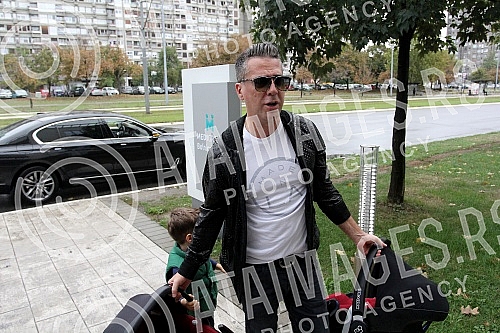 Jovana Joksimovic's exit from the maternity ward after the birth of the twin Ana and Srna.Izlazak Jovane Joksimovic iz porodilista posle porodjaja blizanakinja Ane i Srna