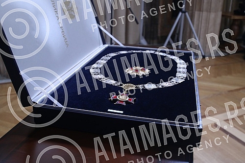 The President of Serbia, Aleksandar Vucich, presented the Prime Minister of Hungary, Viktor Orban, with the Order of the Republic of Serbia on a large necklace for outstanding services in developing and consolidating peaceful cooperation and friendly