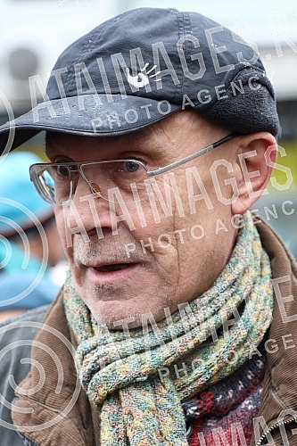 A gathering of non-governmental organizations against the Russian invasion of Ukraine began in Knez Mihailova Street in downtown Belgrade, in front of the Cultural Center.
Skup nevladinih organizacija protiv ruske invazije na Ukrajinu, poceo je u Kn A gathering of non-governmental organizations against the Russian invasion of Ukraine began in Knez Mihailova Street in downtown Belgrade, in front of the Cultural Center.
Skup nevladinih organizacija protiv ruske invazije na Ukrajinu, poceo je u Kn