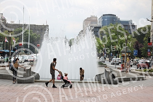 A migrant from Kuwait is bathing in a fountain on Nikola Pasic Square.Migrant iz Kuvajta se kupa u fontani na Trgu Nikole Pasica.