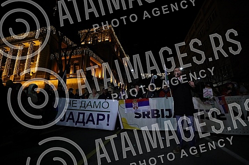 In front of the Presidency of Serbia, despite the ban on the gathering, several hundred citizens gathered at a protest organized by the organization Kreni - Promeni, demanding a ban on the extraction of pine and lithium.Ispred Predsednistva Srbije,