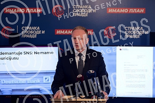 The president of the Party of Freedom and Justice, Dragan Djilas, held a press conference at the party's headquarters.
Predsednik Stranke slobode i pravde Dragan Djilas odrzao je konferenciju za medije u sedistu stranke. The president of the Party of Freedom and Justice, Dragan Djilas, held a press conference at the party's headquarters.
Predsednik Stranke slobode i pravde Dragan Djilas odrzao je konferenciju za medije u sedistu stranke.