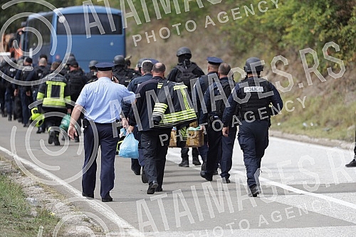 At the Jarinje crossing on the administrative border with Kosovo and Metohija and the road to Leposavica, after the decision of the Pristina authorities to introduce reciprocal measures towards Serbia and the order that all vehicles with Serbian lice