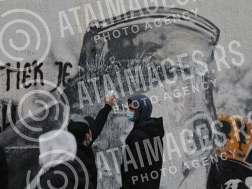 A group of about ten young men appeared at the place where the mural dedicated to Ratko Mladic was painted early in the morning, and shortly after 3.30 pm they removed the paint from the mural, which was spilled by the SDPS representative Djordjo Zuj