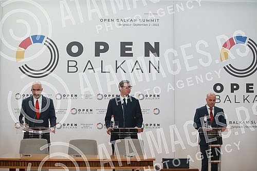 As part of the Open Balkan Leaders' Summit, bilateral documents were signed, followed by a joint media conference of politicians.U sklopu Samita lidera Otvorenog Balkana potpisiani su bilateralni dokumenati, a potom je usledila zajednicka konferenc